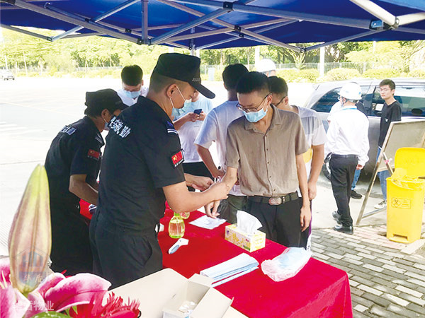 入场人员测量体温
