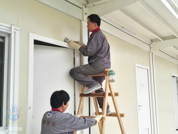 工程部对房屋进行维护