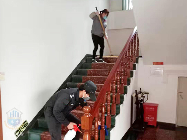 清洁楼道扶手